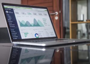 Dashboard con grafici e indicatori per l'analisi dei dati aziendali su un portatile