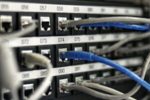 Sala macchine con armadi rack e apparati di rete di un'azienda