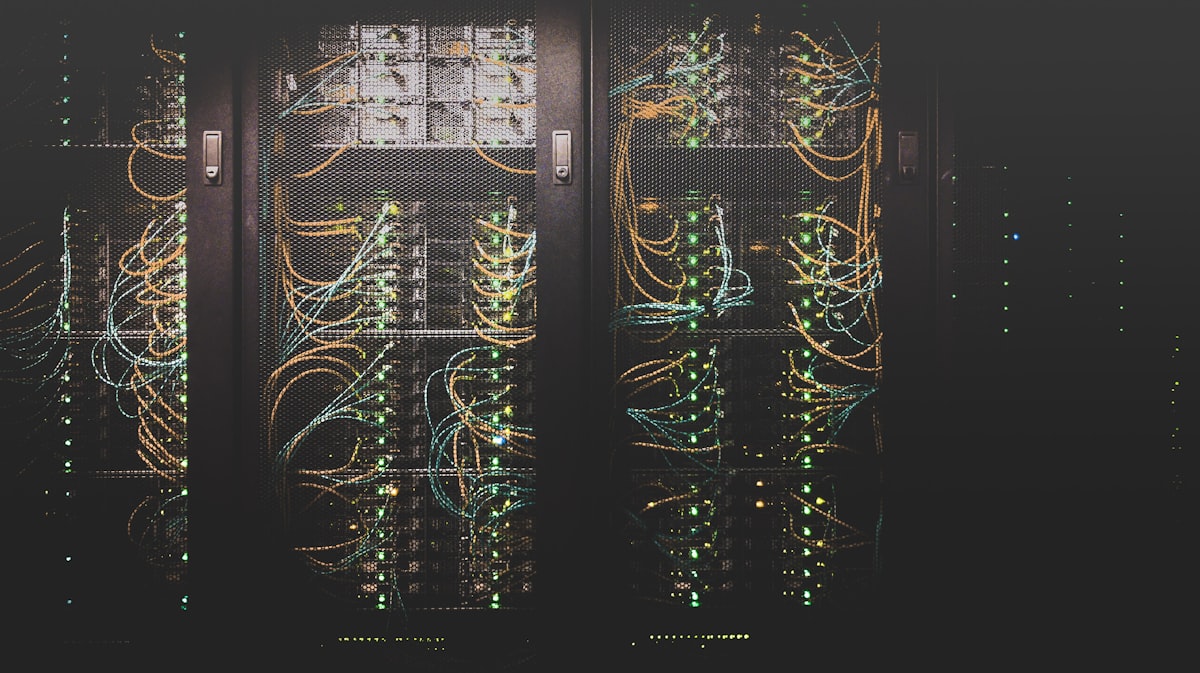 Server aziendali in un armadio rack in sala macchine