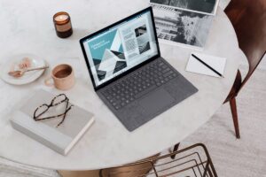 Computer portatile con sistema operativo Windows in un ufficio