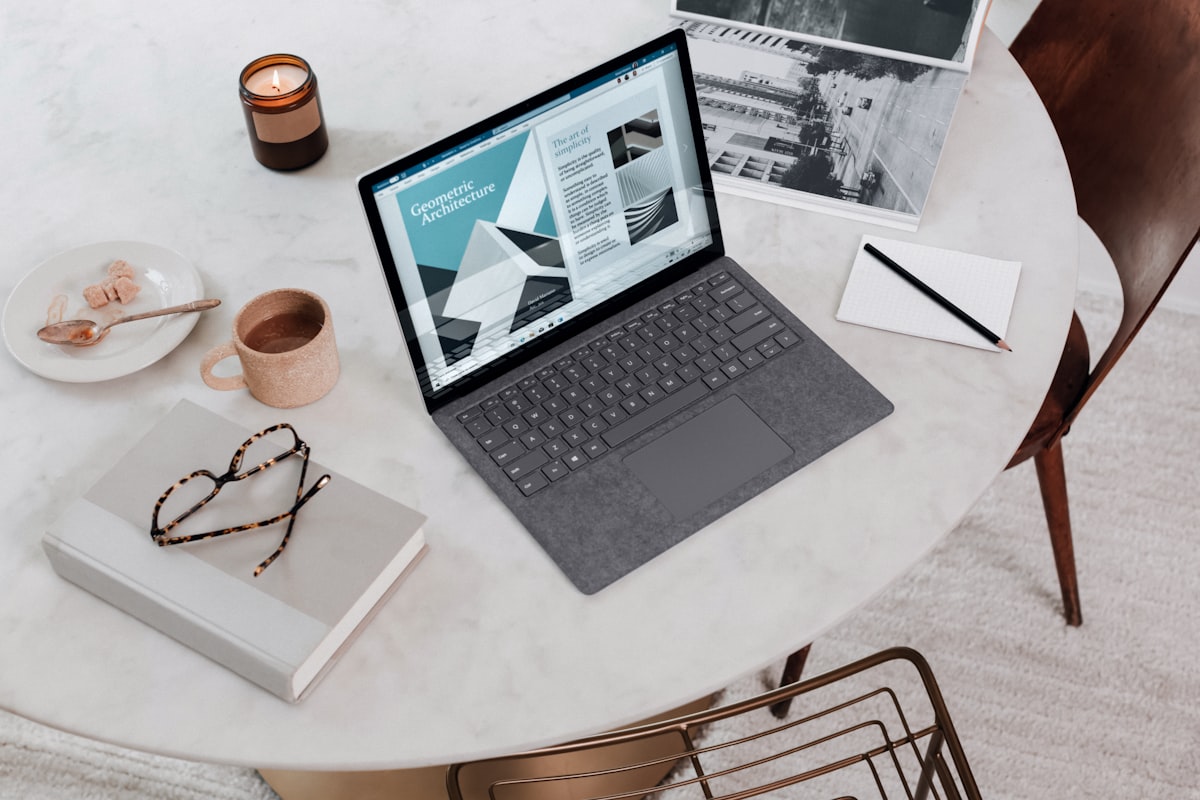 Computer portatile con sistema operativo Windows in un ufficio