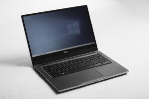 Computer portatile professionale aperto su una scrivania da ufficio