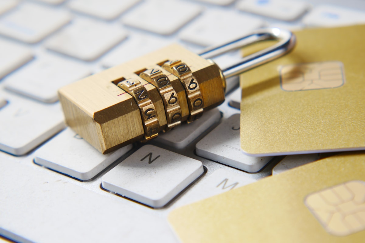 Schermata di login con richiesta di password su un computer